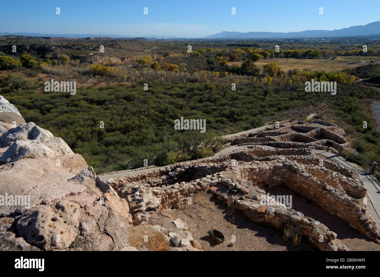 USA, ARIZONA, VALLE VERDE, MONUMENTO NAZIONALE TUZIGOOT, VILLAGGIO MERIDIONALE DI SINAGUA (PUEBLO) COSTRUITO TRA IL 1125 E IL 1400 Foto Stock