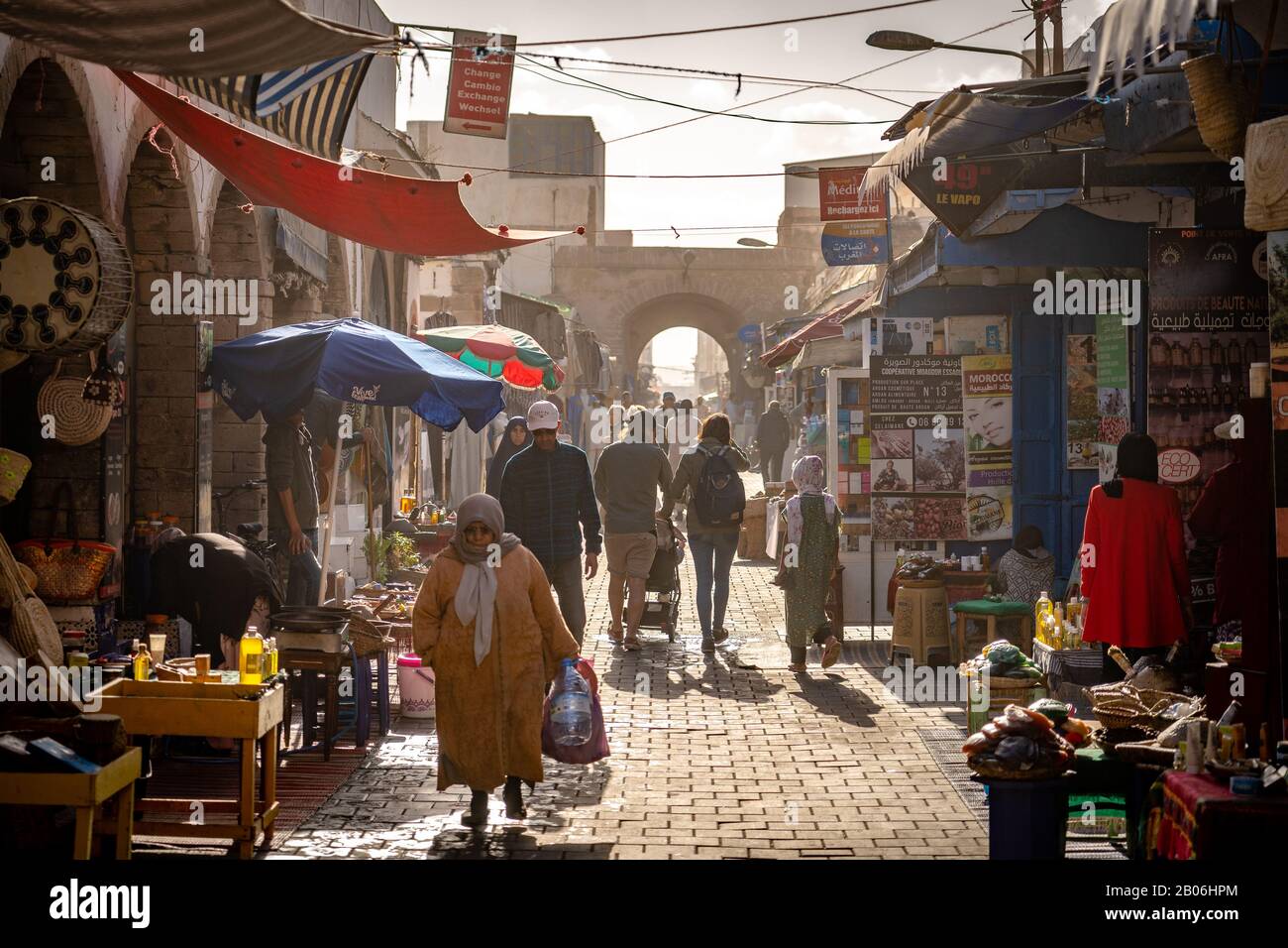 Essaouira, Marocco - strada della città piena di negozi al mattino Foto Stock