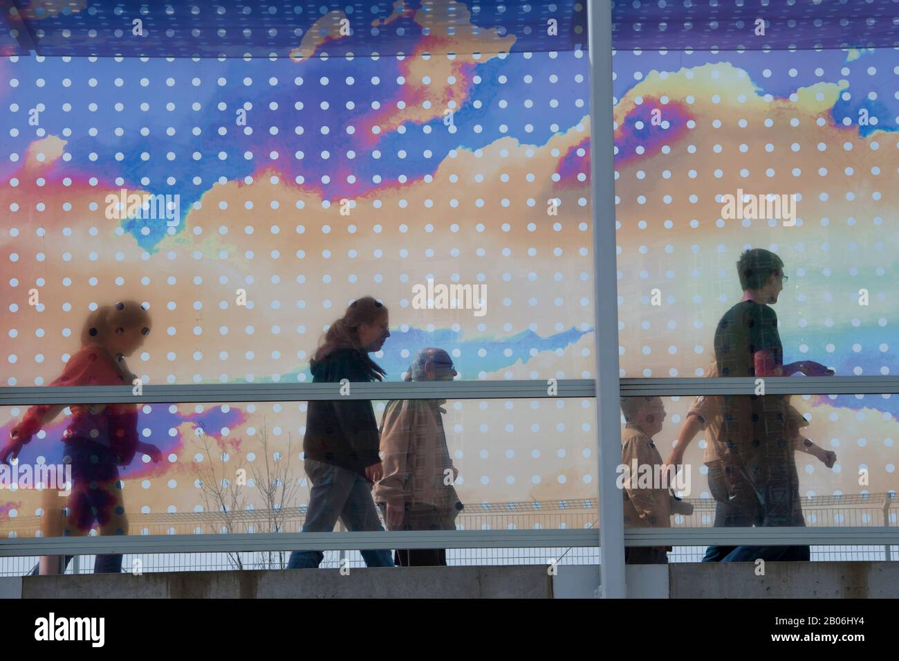 USA, WASHINGTON STATE, SEATTLE, OLYMPIC SCULPTURE PARK, SEATTLE CLOUD COVER, GLASS BRIDGE DI TERESITA FERNANDEZ, LA GENTE Foto Stock