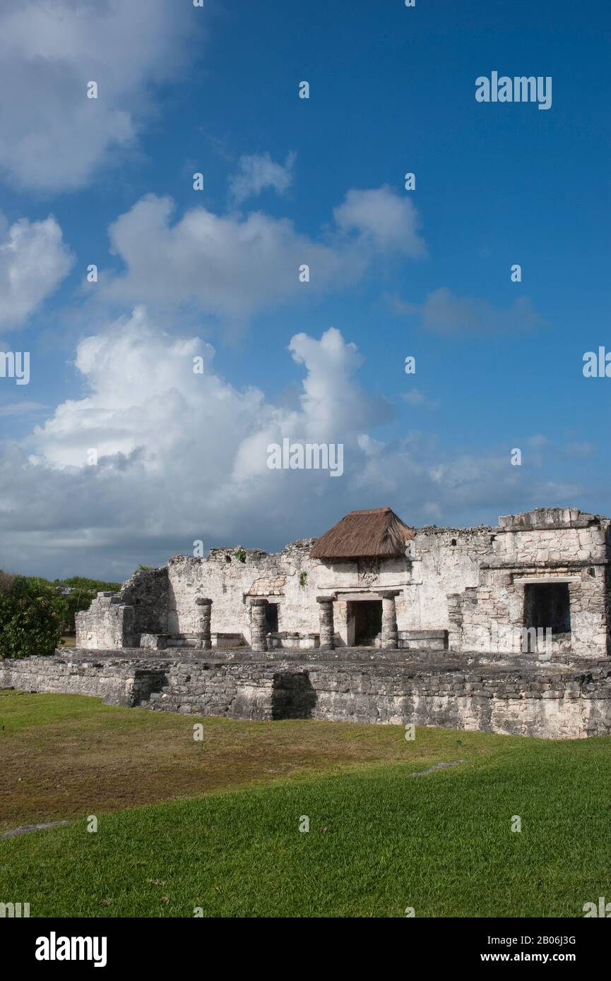 MESSICO, PENISOLA DELLO YUCATAN, VICINO A CANCUN, RIVIERA MAYA, ROVINE MAYA DI TULUM CON EL PALACIO (PALAZZO) Foto Stock