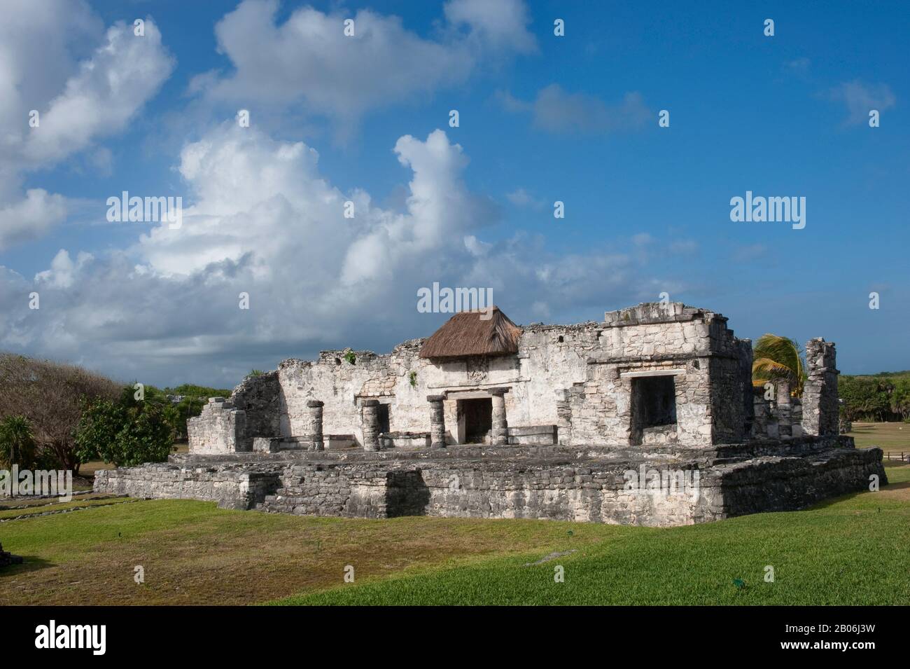 MESSICO, PENISOLA DELLO YUCATAN, VICINO A CANCUN, RIVIERA MAYA, ROVINE MAYA DI TULUM CON EL PALACIO (PALAZZO) Foto Stock