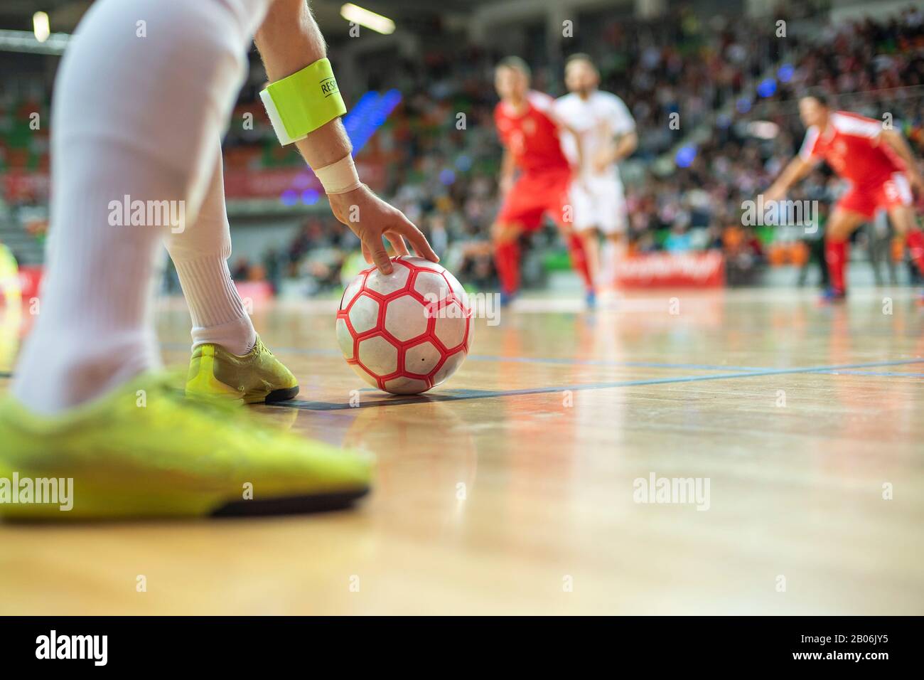 Partita Futsal - primo piano di palla in angolo e mano e gambe del giocatore. Foto Stock
