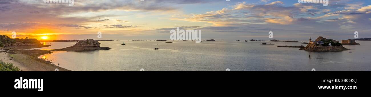 Tramonto a Plage Tahiti e faro sulla Ile Louet e Chateau du Taureau, Carantec, Dipartimento Finistere, Francia Foto Stock