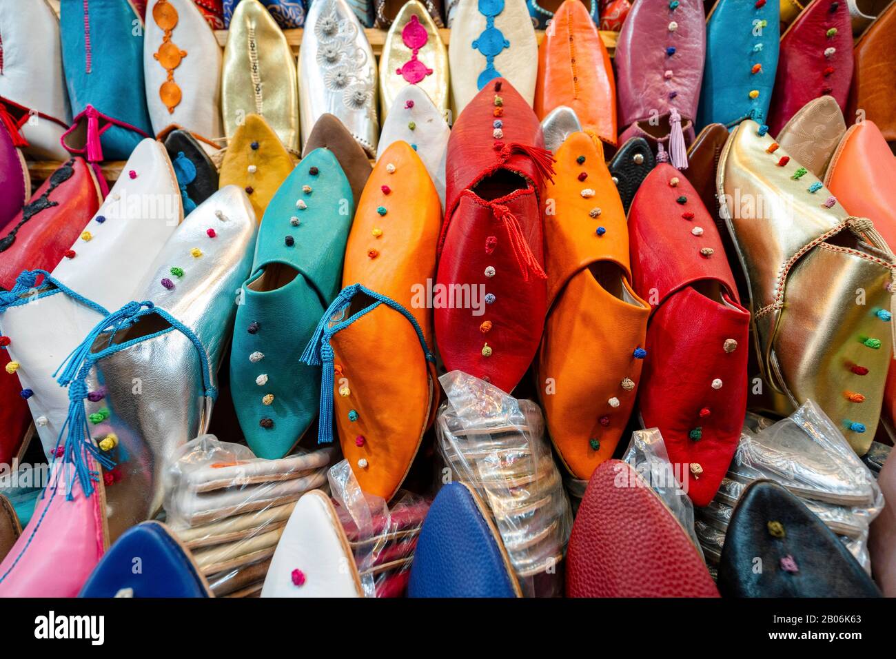 Pantofole colorate vendute nella città vecchia di Marrakech, Nord Africa, Marocco Foto Stock