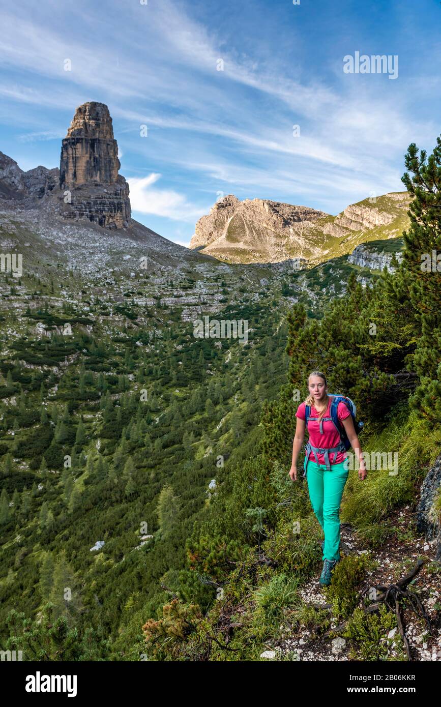 Giovane escursionista su sentiero escursionistico, Sorapiss andata e ritorno, Dolomiti, Belluno, Italia, Europa Foto Stock