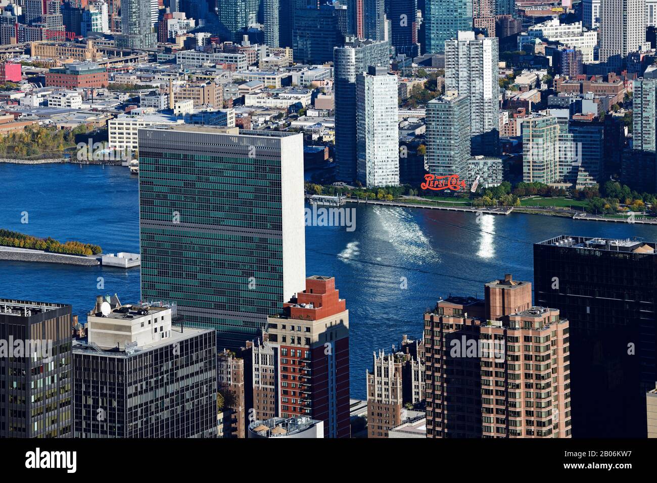 Vista dall'Empire state Building all'edificio delle Nazioni Unite, Manhattan, New York City, New York state, USA Foto Stock