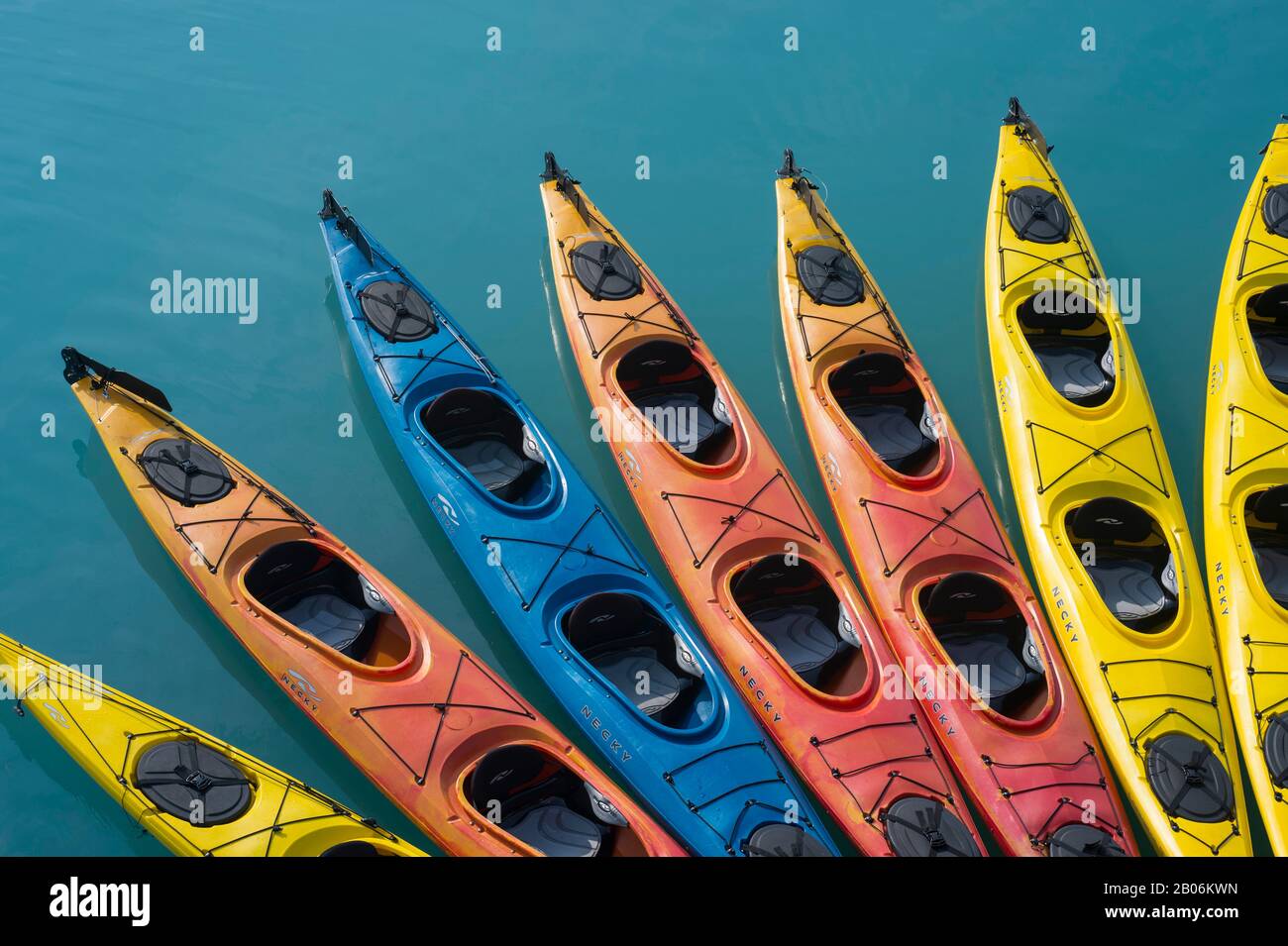 Kayak da mare accanto alla nave da crociera Safari Adoperano vicino a Reid ghiacciaio nel Parco Nazionale di Glacier Bay, Alaska, STATI UNITI D'AMERICA Foto Stock