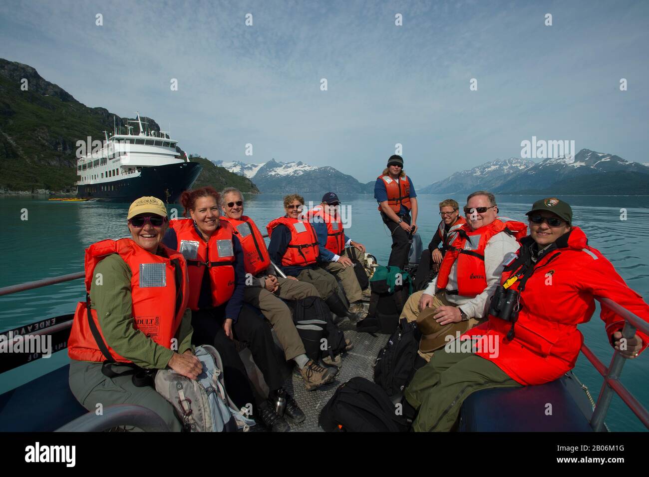 I passeggeri della nave da crociera Safari adoperano il tour in barca nei pressi di Reid ghiacciaio nel Parco Nazionale di Glacier Bay, Alaska, STATI UNITI D'AMERICA Foto Stock