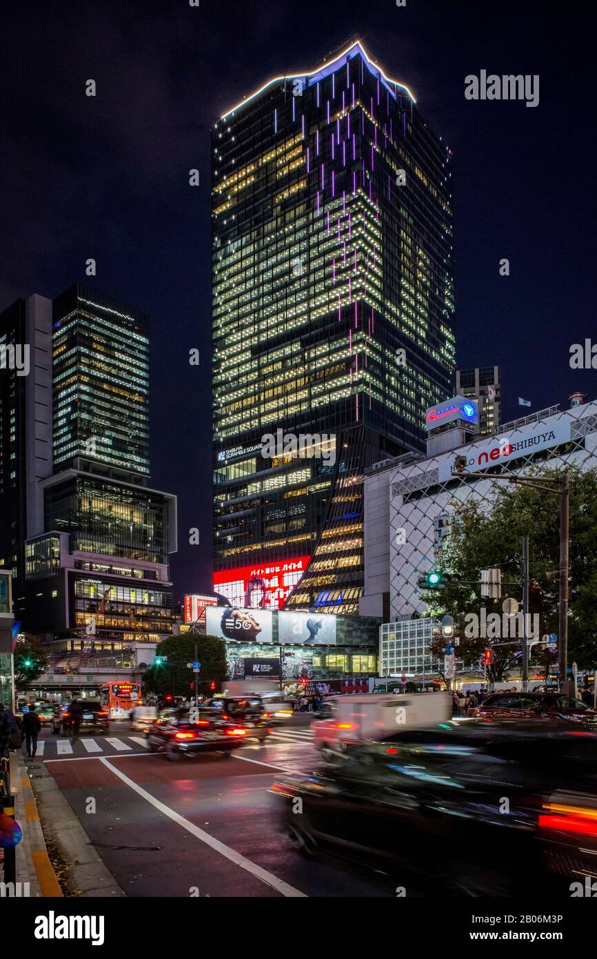 Torre Est di Shibuya Scramble Square, l'edificio piu' alto nella citta' di Shibuya, fotografia notturna, Tokyo, Giappone Foto Stock