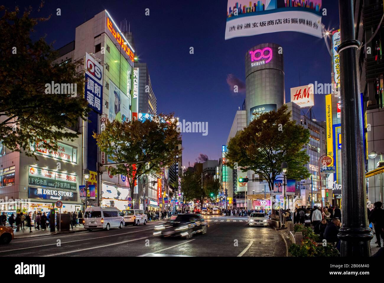 Vedi Dogenzaka Street verso il famoso edificio Shibuya 109, vista notturna, Shibuya City, Tokyo, Giappone Foto Stock