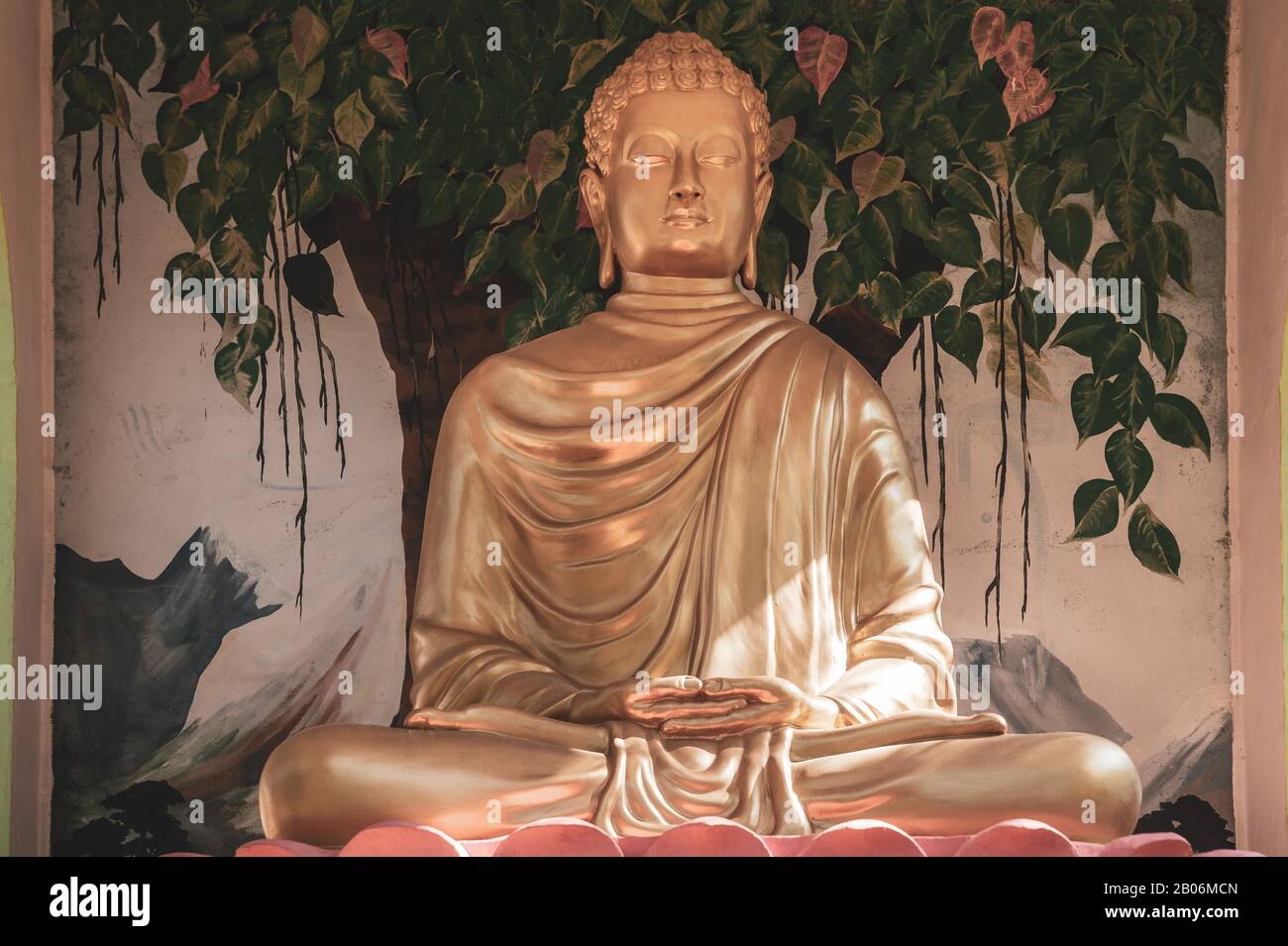 Figura di Buddha nel parco della pagoda di Hong Hien, Frejus, Var, Provenza-Alpi-Costa Azzurra, Francia Foto Stock