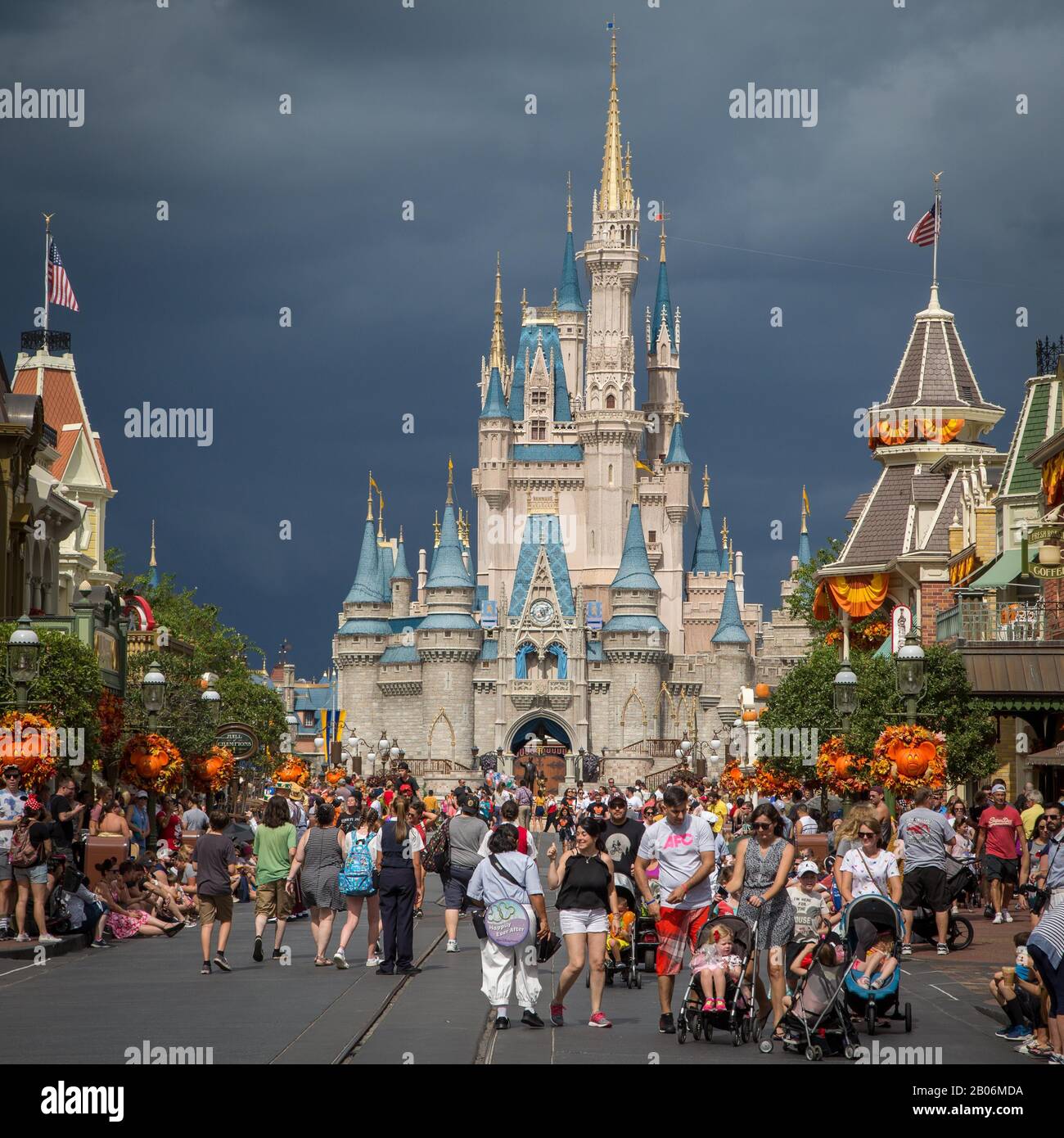 Main Street nel parco a tema Magic Kingdom, nel retro Sleeping Beauty Castle, Walt Disney World, Orlando, Florida, USA Foto Stock