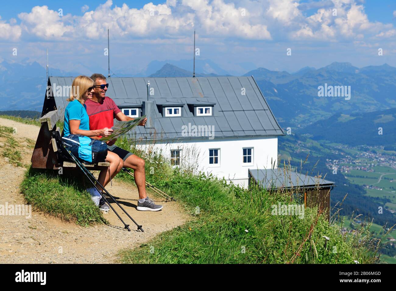Gli escursionisti sulla cima panoramica sentiero del Salve Hohe fare una pausa sulla cima, Hopfgarten, Brixental, Alpi Kitzbuehel, Tirolo, Austria Foto Stock