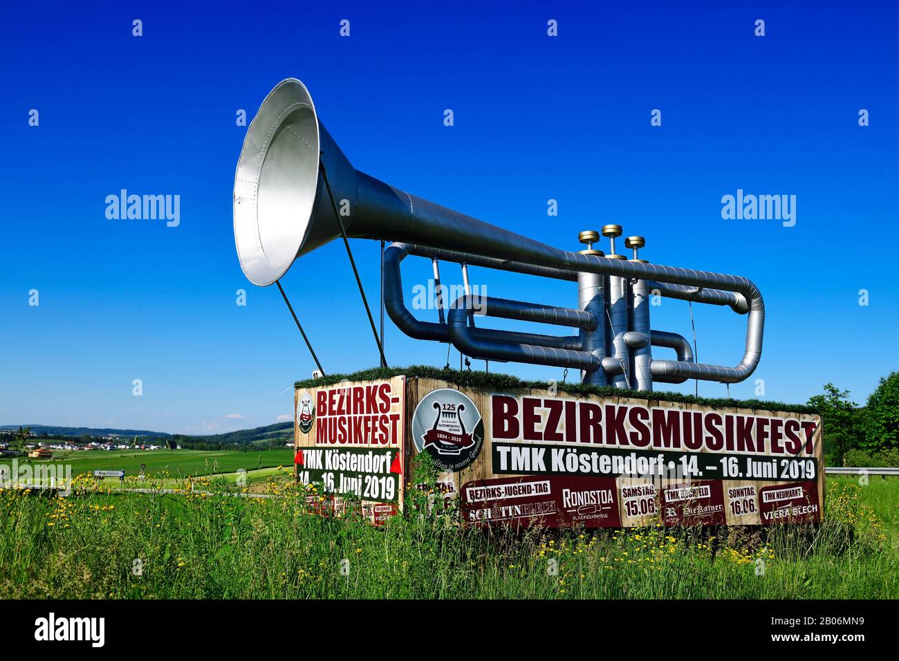 Enorme tromba fittizia come pubblicità per il festival di musica distrettuale a Kostendorf, Salisburgo Lakeland, Salzburger Land, Austria Foto Stock
