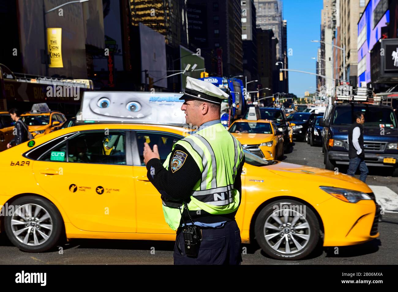 Il poliziotto del traffico regola il ingorgo del traffico a Times Square, Manhattan, New York City, New York state, USA Foto Stock