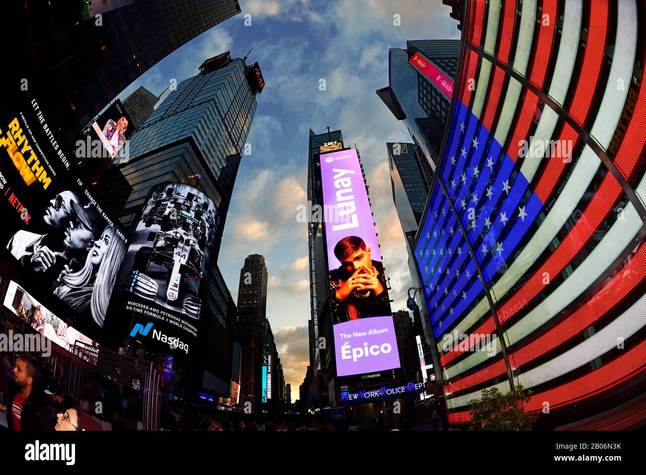 Cartelli illuminati a Times Square, Manhattan, New York City, USA Foto Stock