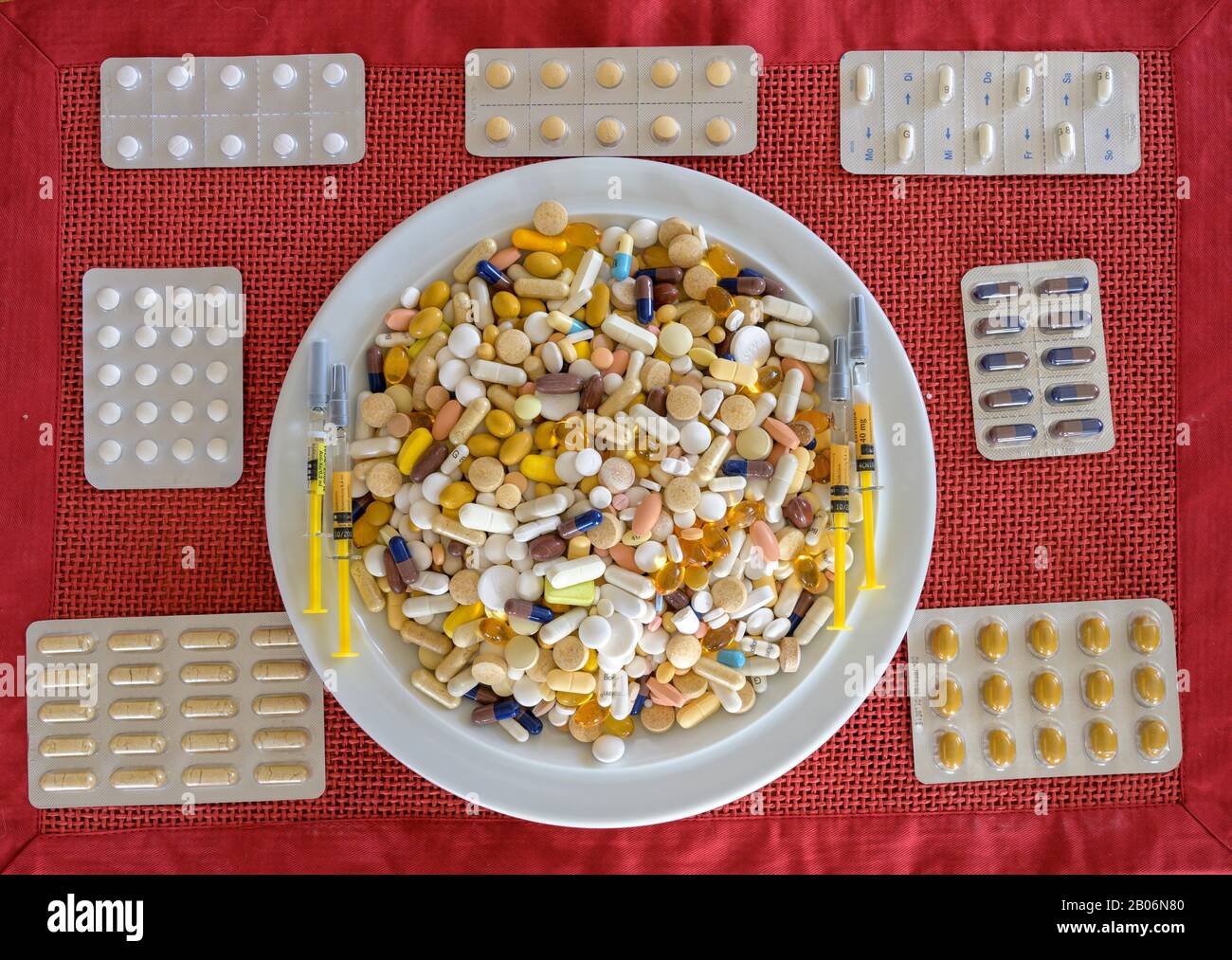 Immagine del simbolo abuso di farmaci, piastra con compresse e siringhe, Germania Foto Stock