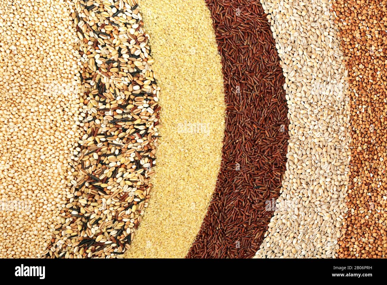Cibo sano con selezione di grano super per una buona salute con quinoa soffiato, multi grani, grano bulgur, riso rosso, orzo perla e grano saraceno. Foto Stock
