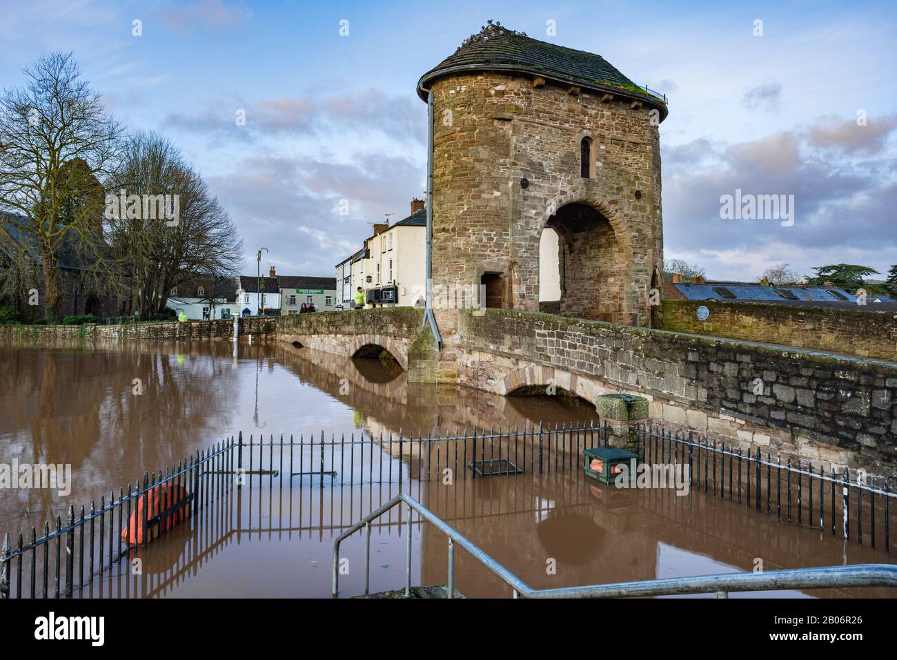 Record che infrangono alti livelli di fiume minacciano di sopraffare lo storico ponte di Monnow, a Monmouth, nel Galles del Sud. Febbraio 2020. Foto Stock