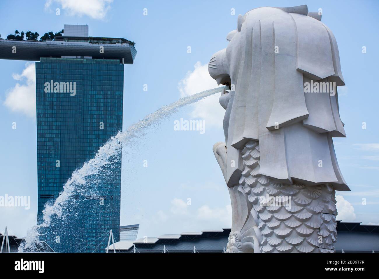 Merlion germogliare l'acqua sullo sfondo di Marina Bay Sands, Singappore Foto Stock