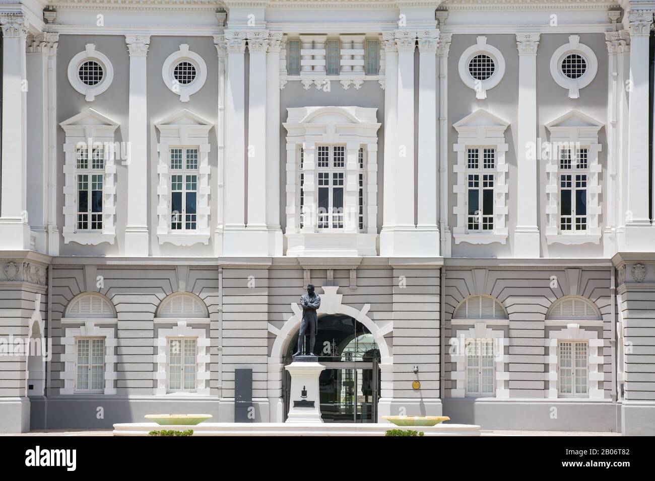 Vista ravvicinata dell'architettura simmetrica del Victoria Theatre e della Victoria Concert Hall, di fronte è situata una statua di Stamford Raffles. Singapore Foto Stock