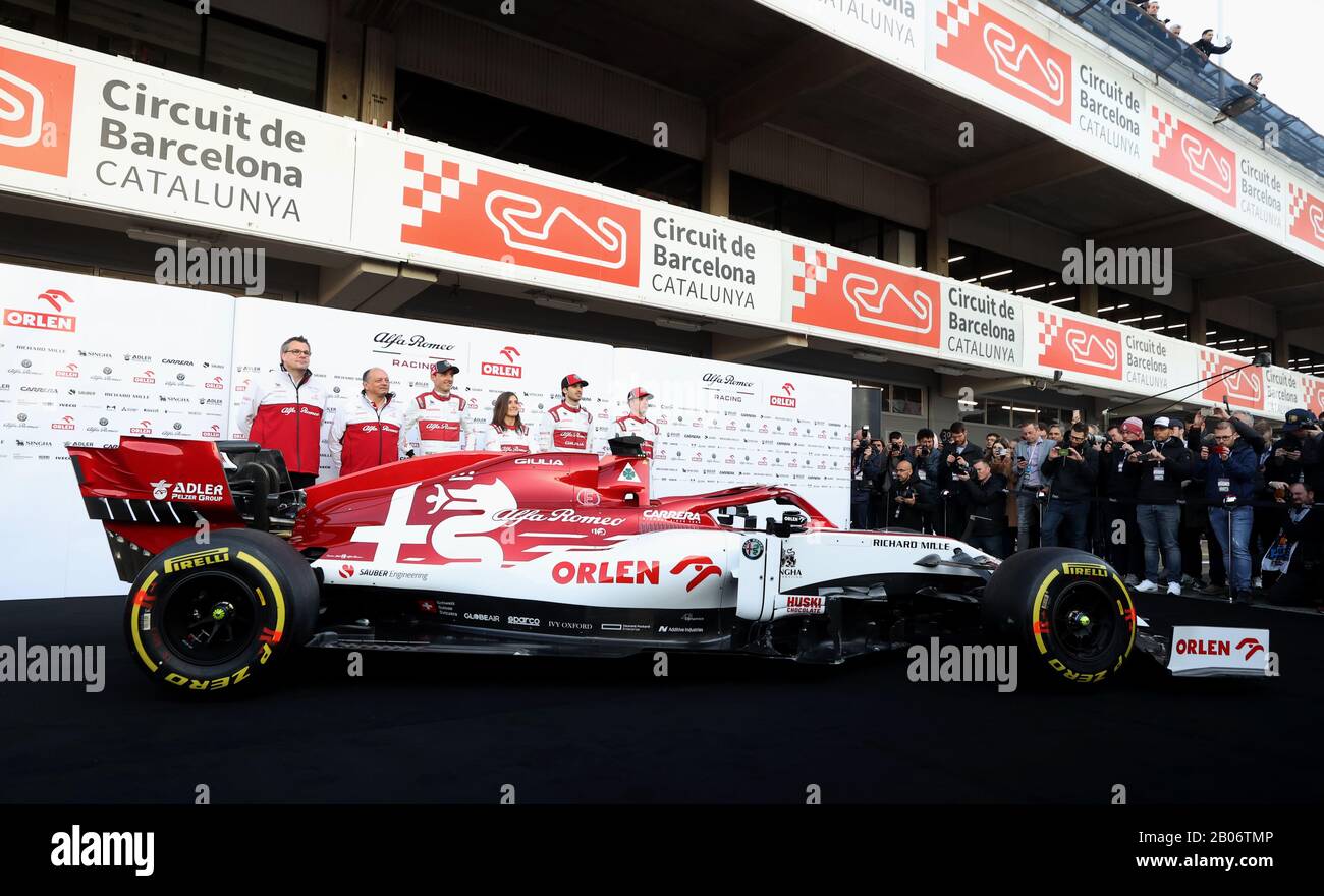 (Da sinistra a destra) Alfa Romeo Racing Direttore tecnico Jan Monchaux, Racing Team Principal Frederic Vasseur, Reserve driver Robert Kubica, development driver Tatiana Calderon, Antonio Giovinazzi e Kimi Raikkonen svelano la nuova vettura per la stagione 2020 durante il primo giorno di prove pre-stagione al Circuit de Barcelona-Catalunya. Foto Stock
