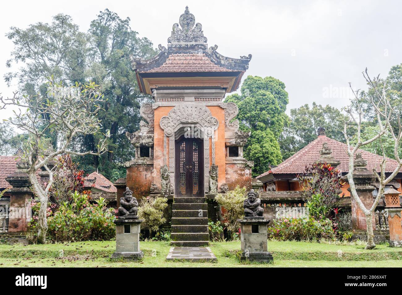 Edifici In Stile Balinese Al Kebun Raya Bali - Bali Botanical Garden A Bedugul, Tabanan, Bali, Indonesia. Foto Stock