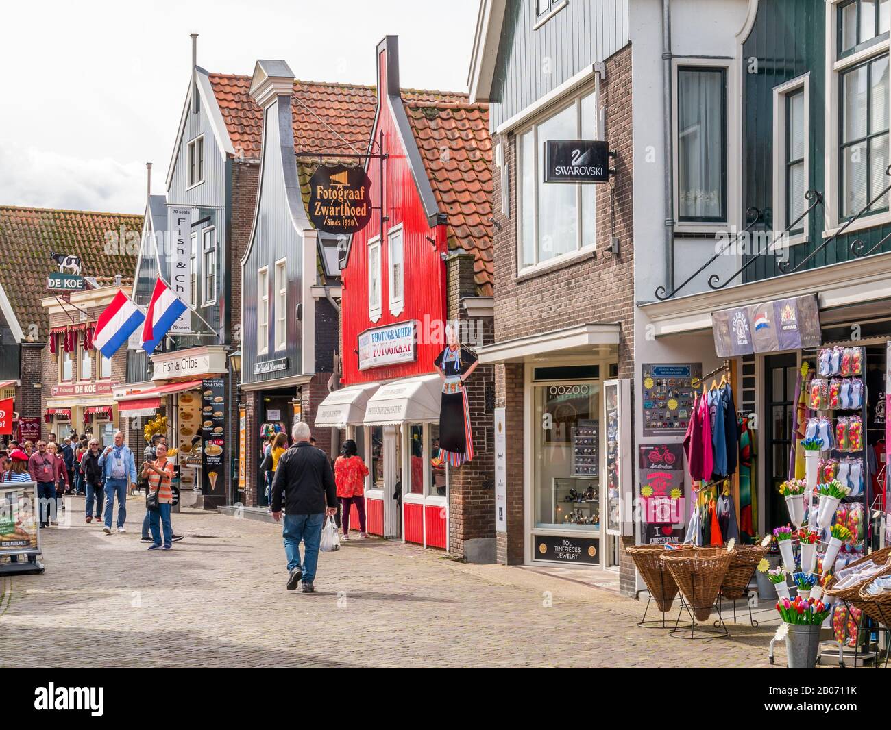 Persone e negozi nella strada principale Haven a Volendam, Noord-Holland, Paesi Bassi Foto Stock