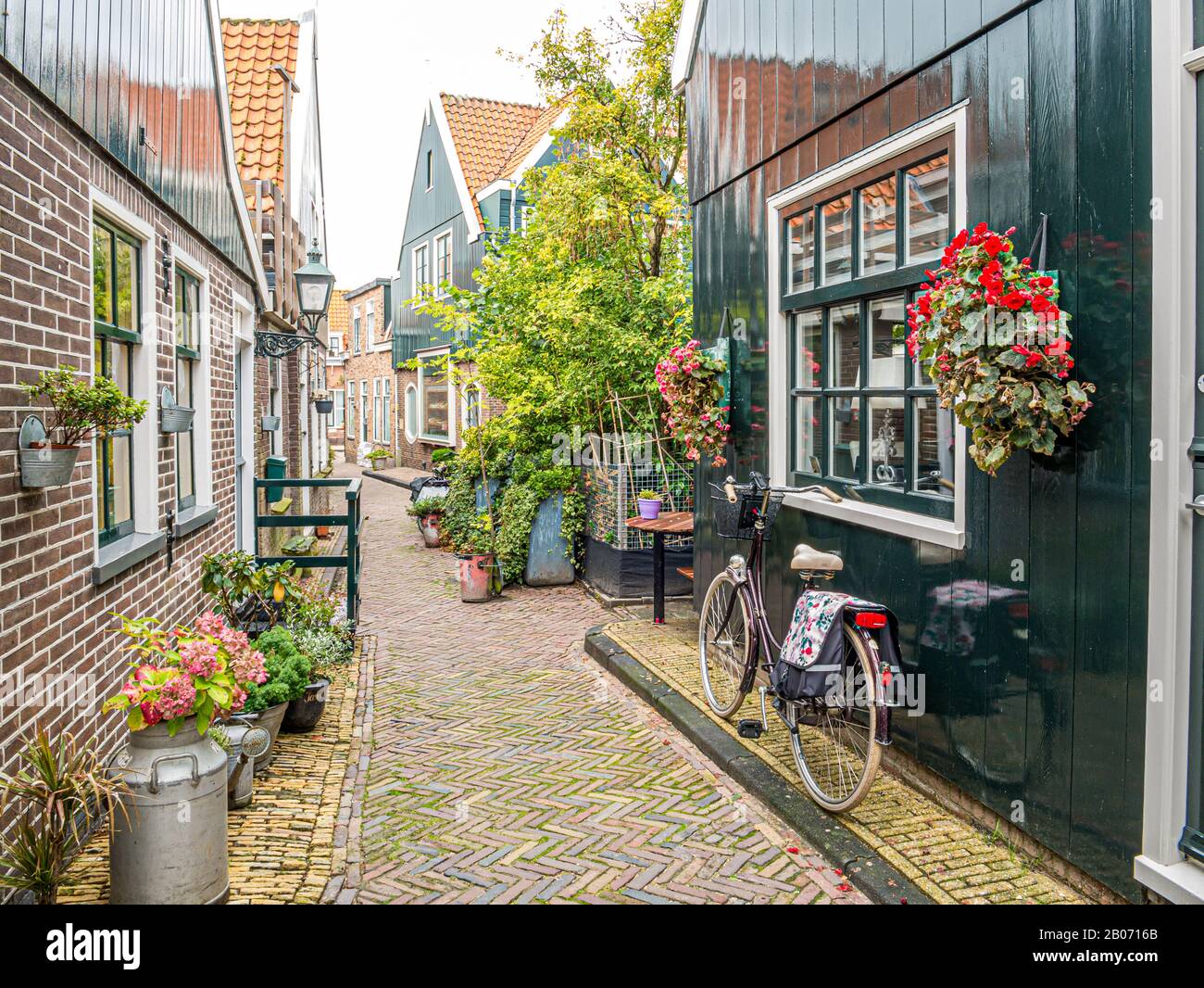 Bicicletta in piccola strada Kerkepad in Volendam, Noord-Holland, Olanda Foto Stock