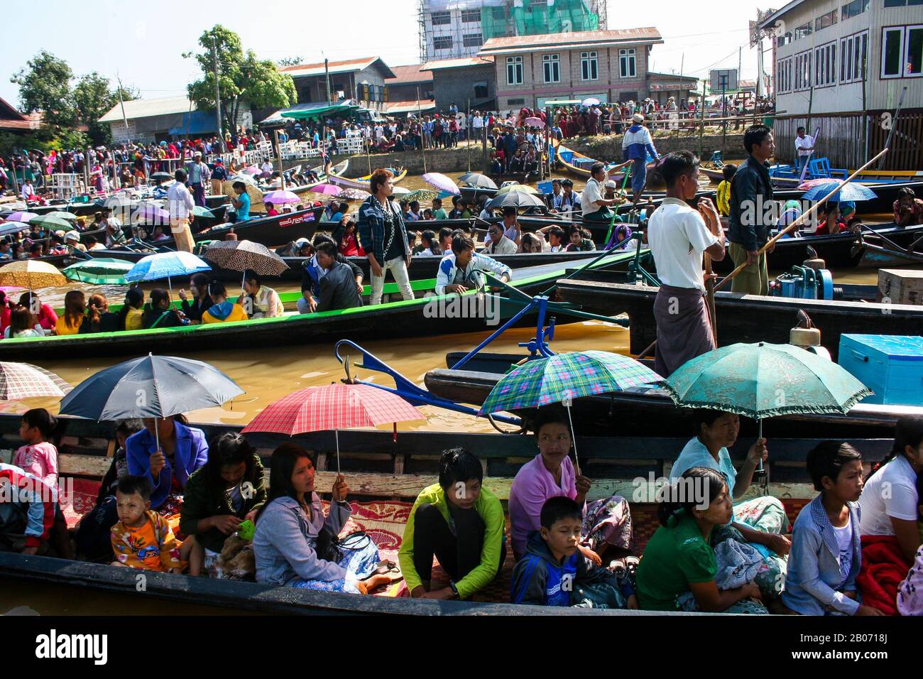 Nyaungshwe popolazione più importante dei villaggi che circondano il Lago Inle (Birmania). Il festival Phaung Daw o Pagoda è celebrato in ottobre. Foto Stock