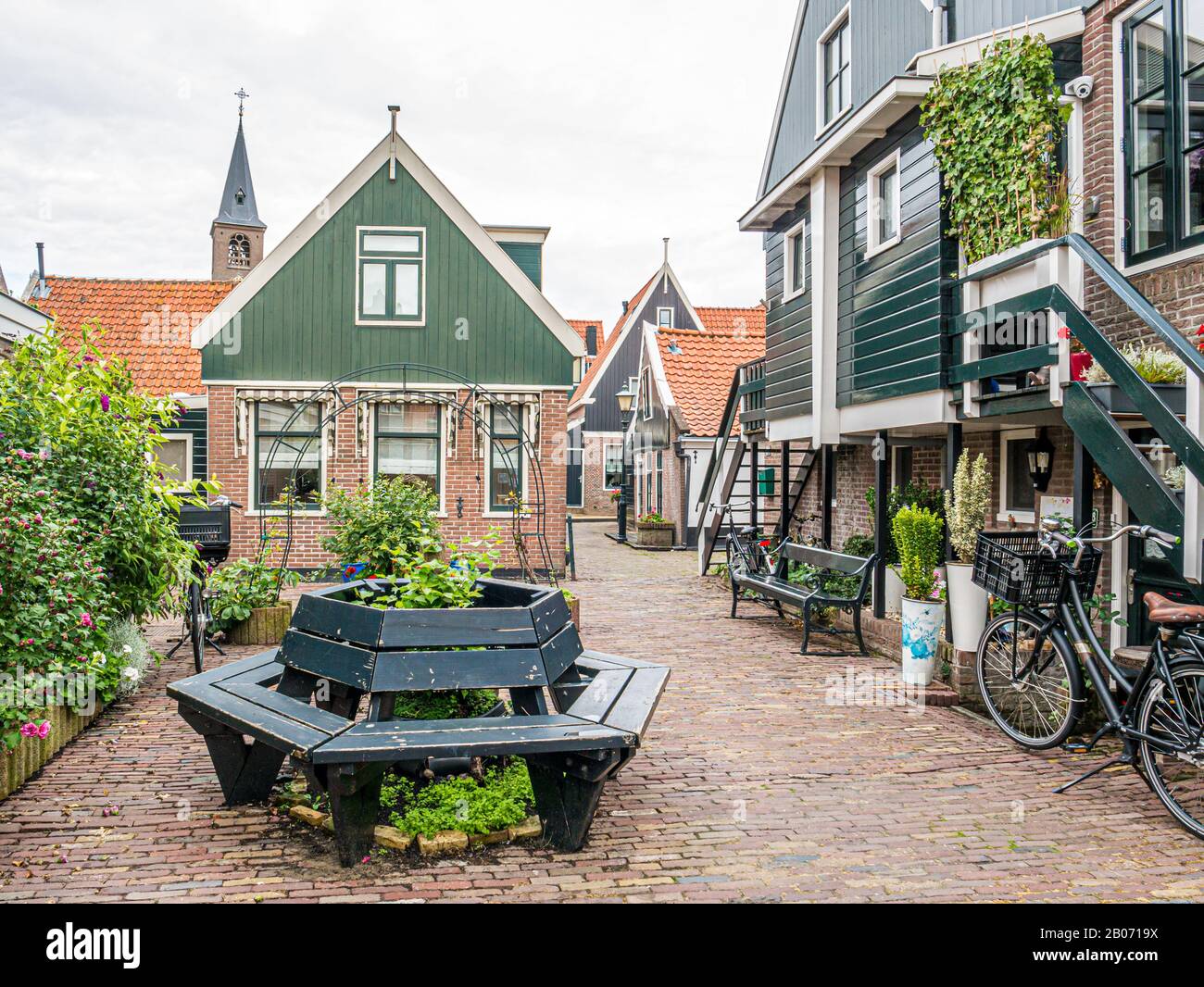 Piazza Kerkepad Street nella città vecchia di Volendam, Noord-Holland, Paesi Bassi Foto Stock