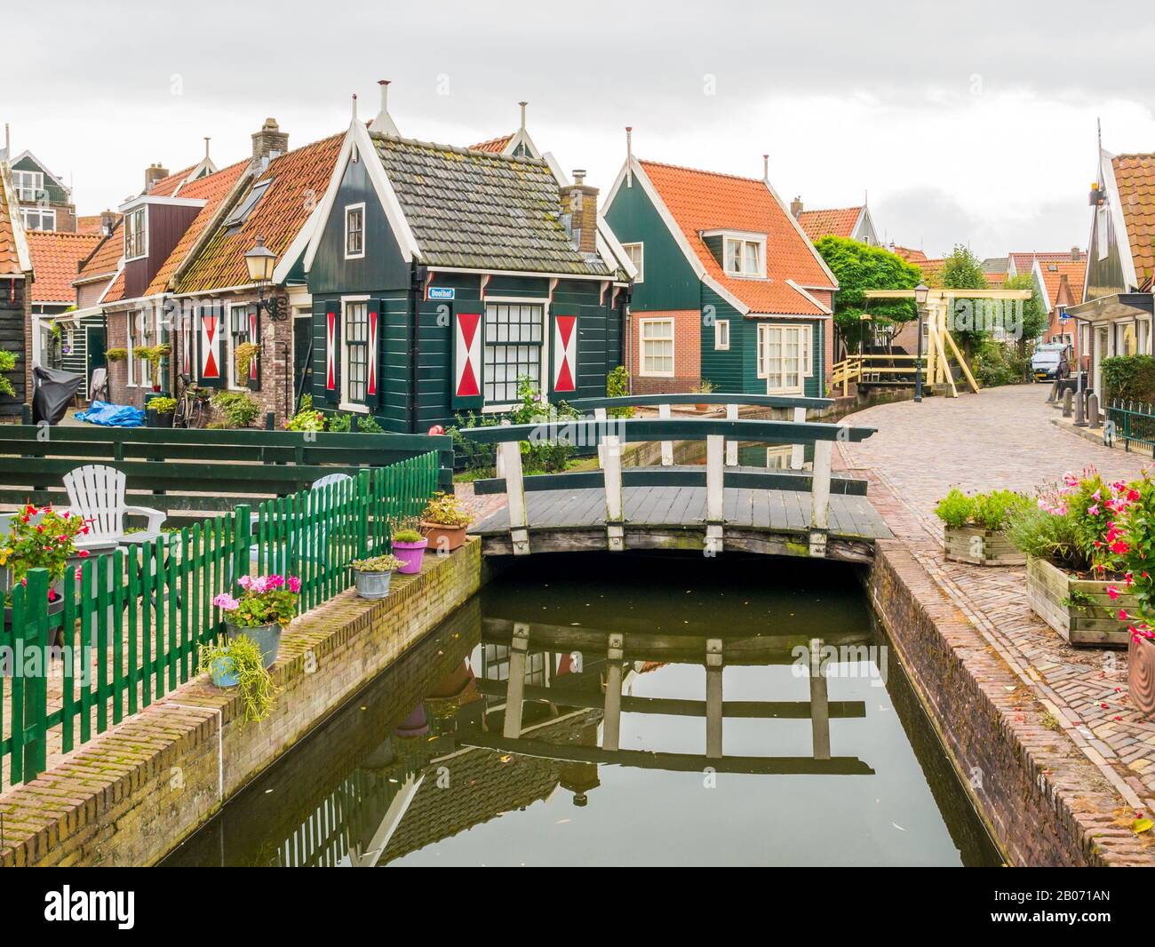 Ponte sul canale a Doolhof a Volendam, Noord-Holland, Paesi Bassi Foto Stock