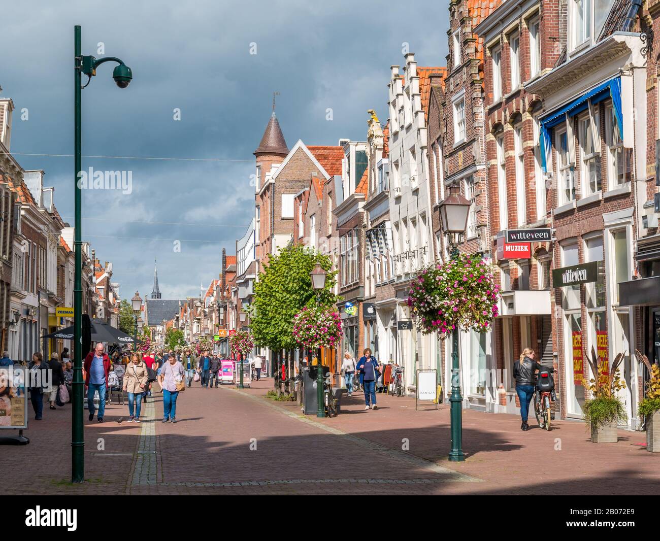 Persone in via commerciale Grote Noord nel centro di Hoorn, Noord-Holland, Paesi Bassi Foto Stock