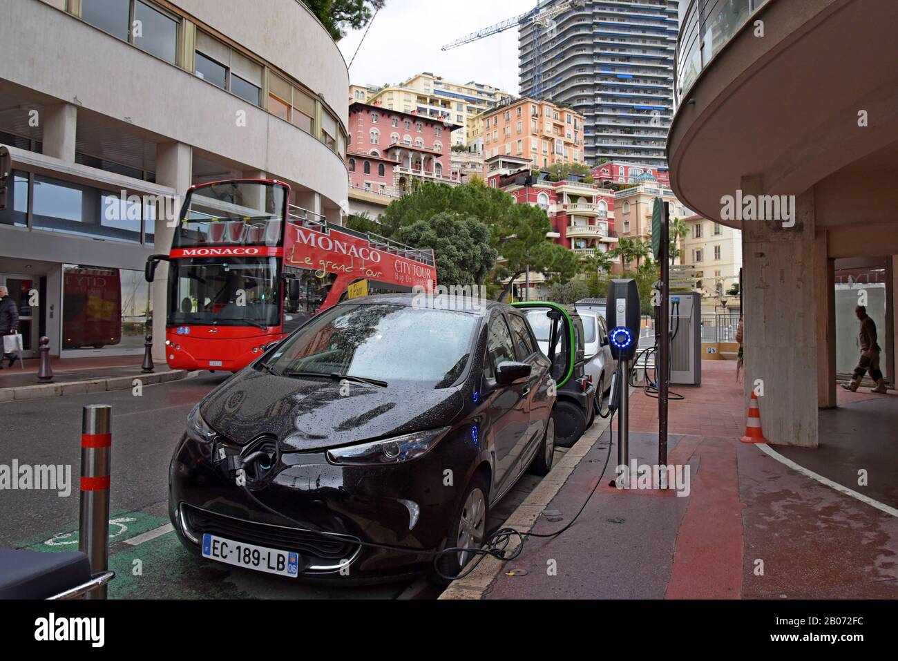 Una Renault Zoe EV a carica presso un punto di ricarica vicino a un micro veicolo elettrico Estrima Biro a Monte Carlo, Monaco. 17th gennaio 2020 Foto Stock