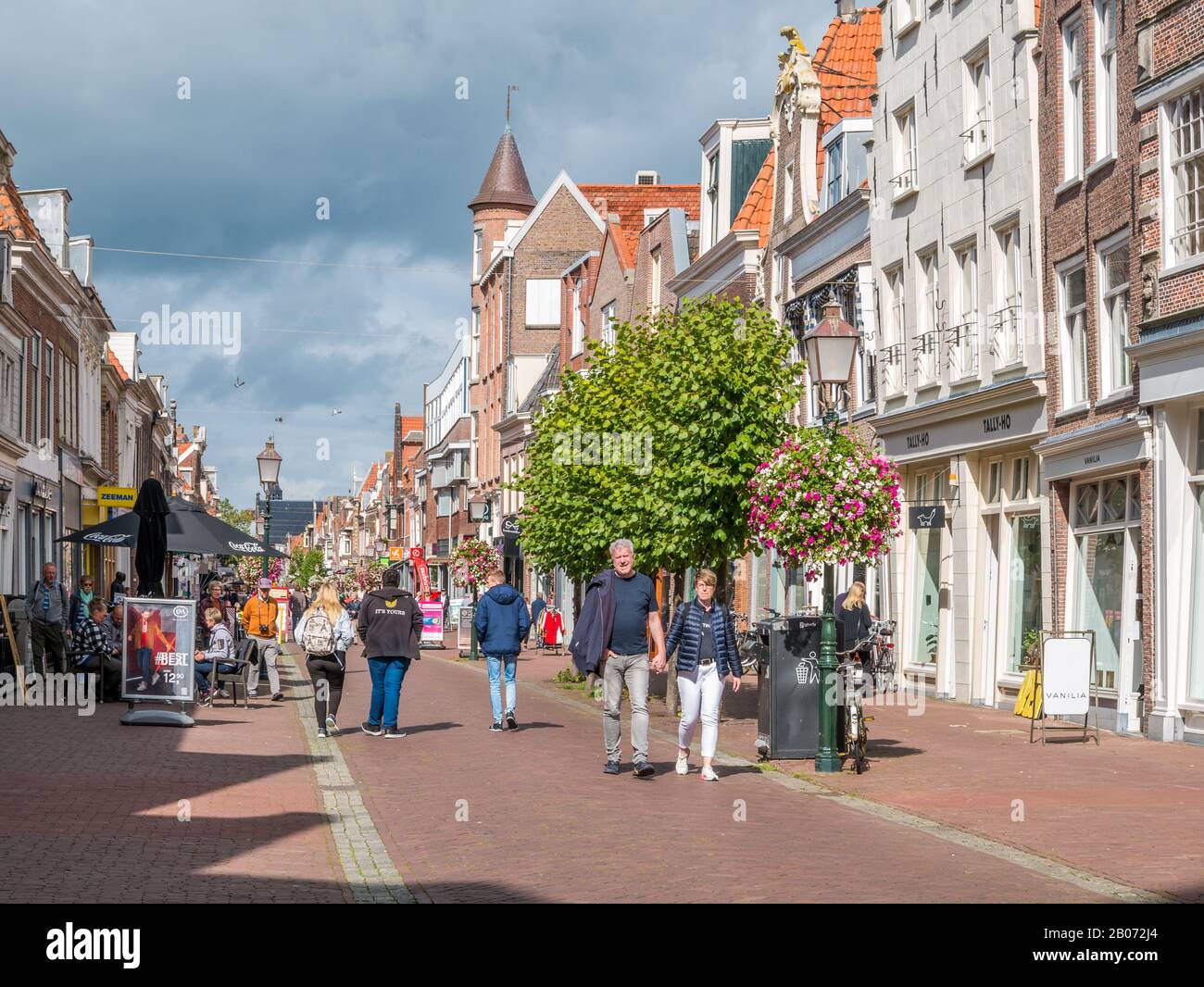 Persone in via commerciale Grote Noord nel centro di Hoorn, Noord-Holland, Paesi Bassi Foto Stock