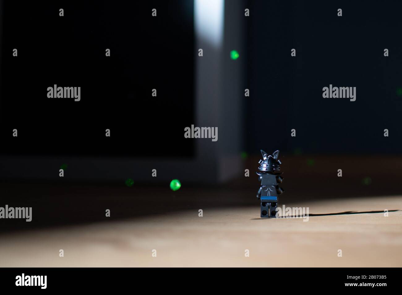 NINJAGO che gioca figura sotto fuoco. Profondità poco profonda di campo Foto Stock