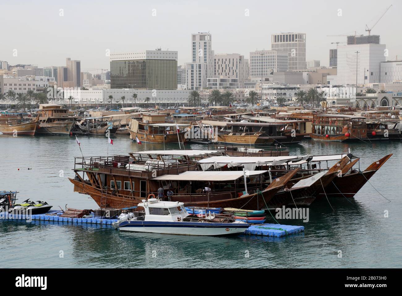 Doha / Qatar – 18 febbraio 2020: I tradizionali dhows ormeggiati dal Corniche di Doha Foto Stock