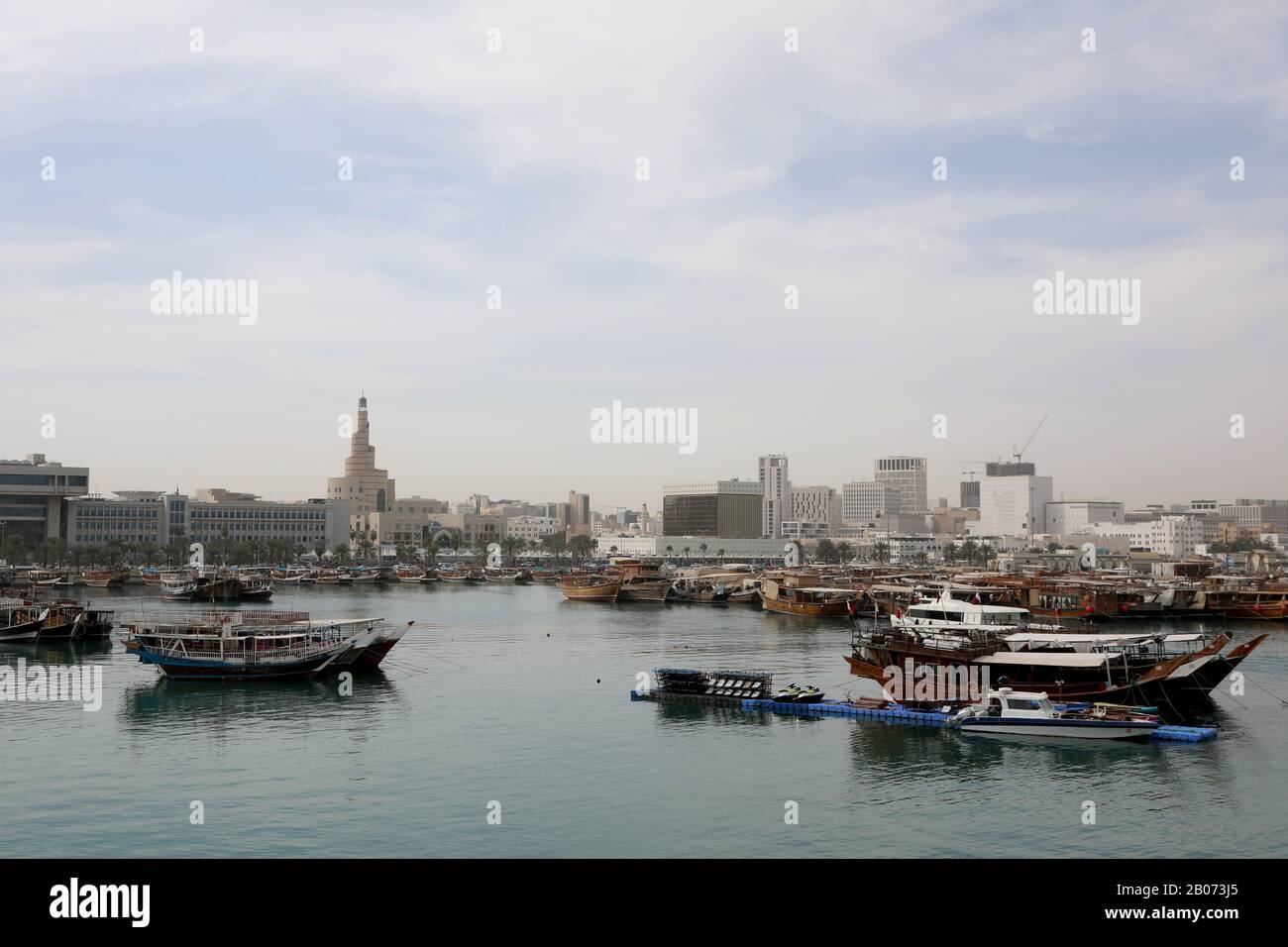 Doha / Qatar – 18 febbraio 2020: I tradizionali dhows ormeggiati dal Corniche di Doha Foto Stock