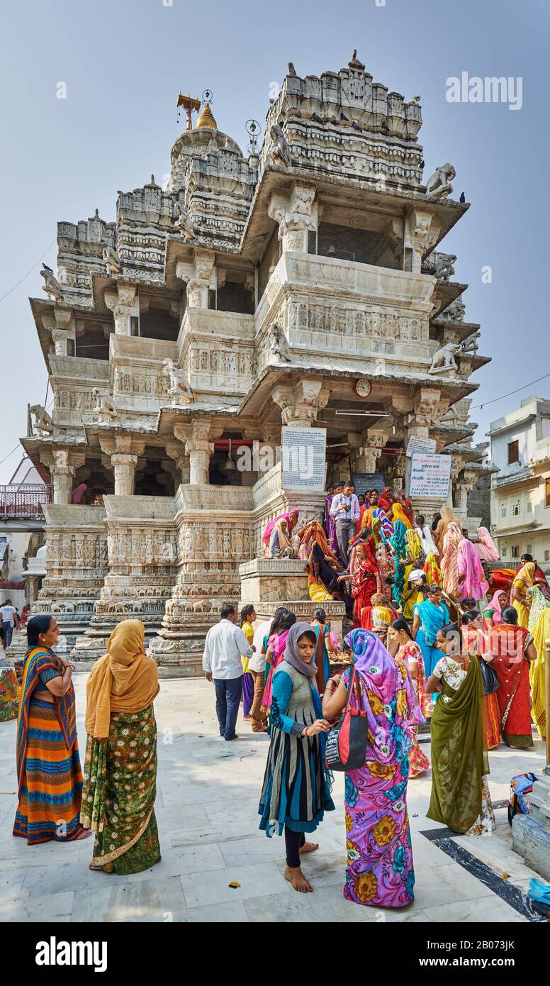 Donne indiane con vestiti colorati durante la cerimonia all'interno del Tempio di Jagdish, Udaipur, Rajasthan, India Foto Stock