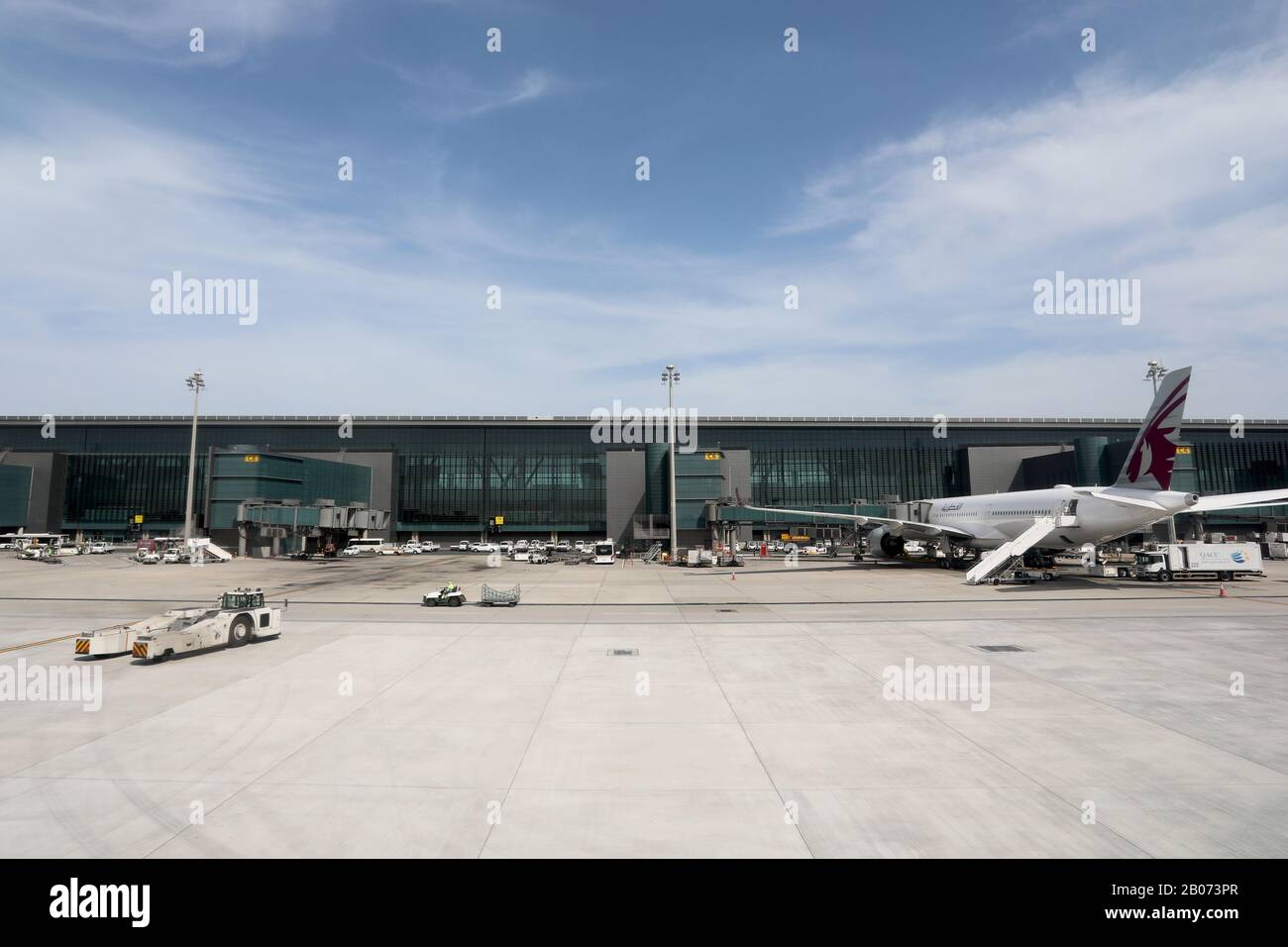Doha / Qatar – 18 febbraio 2020: Un aereo della Qatar Airlines in tribuna all'aeroporto internazionale di Hamad, Doha, Qatar Foto Stock