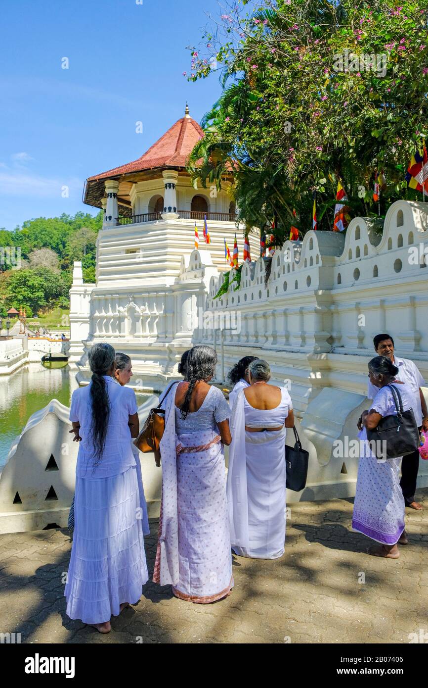 Kandy, Sri Lanka - Gennaio 2020: Persone che visitano il Tempio Del Dente di Buddha il 26 gennaio 2020 a Kandy, Sri Lanka. Foto Stock