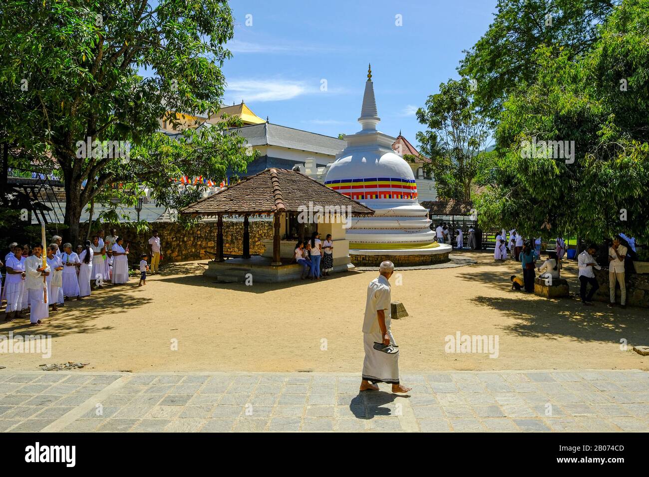 Kandy, Sri Lanka - Gennaio 2020: Persone che visitano il Tempio Buddista Natha Devale il 26 gennaio 2020 a Kandy, Sri Lanka. Foto Stock