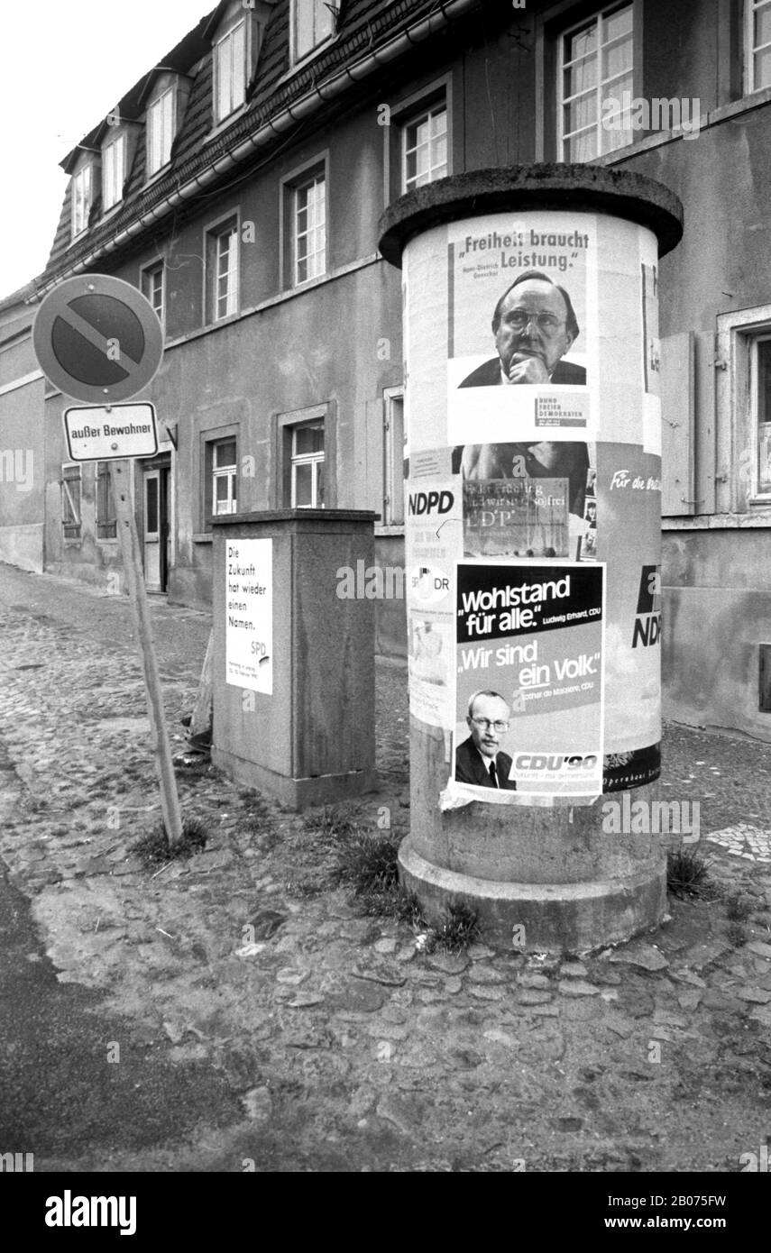 15 febbraio 1990, Sassonia, Torgau: Colonne pubblicitarie con pubblicità elettorale a Torgau - le prime elezioni libere nella RDT stanno gettando le loro ombre. Data esatta di registrazione non nota. Foto: Volkmar Heinz/dpa-Zentralbild/ZB Foto Stock