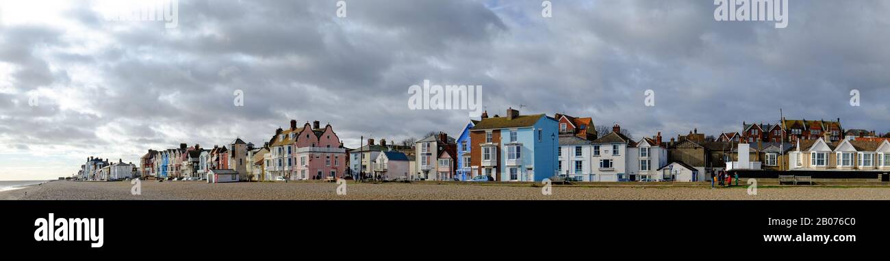 Vista panoramica degli edifici sul Crag Path di fronte alla spiaggia di Aldeburgh. Aldeburgh, Suffolk. REGNO UNITO. Foto Stock