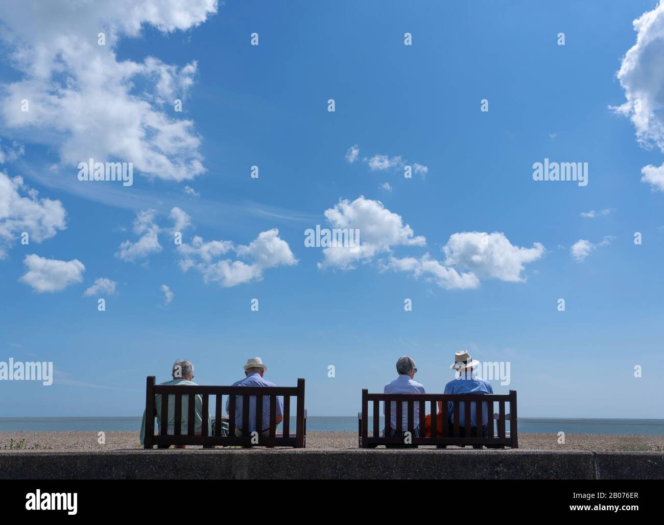 Turisti che godono della vista sul mare ad Aldeburgh, Suffolk. REGNO UNITO Foto Stock
