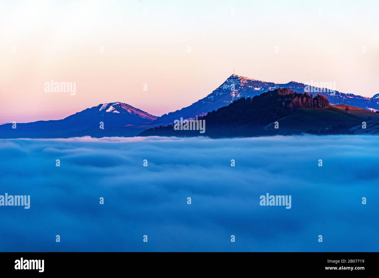 Mare di nebbia di fronte al Monte Rigi alla luce della sera. Foto Stock