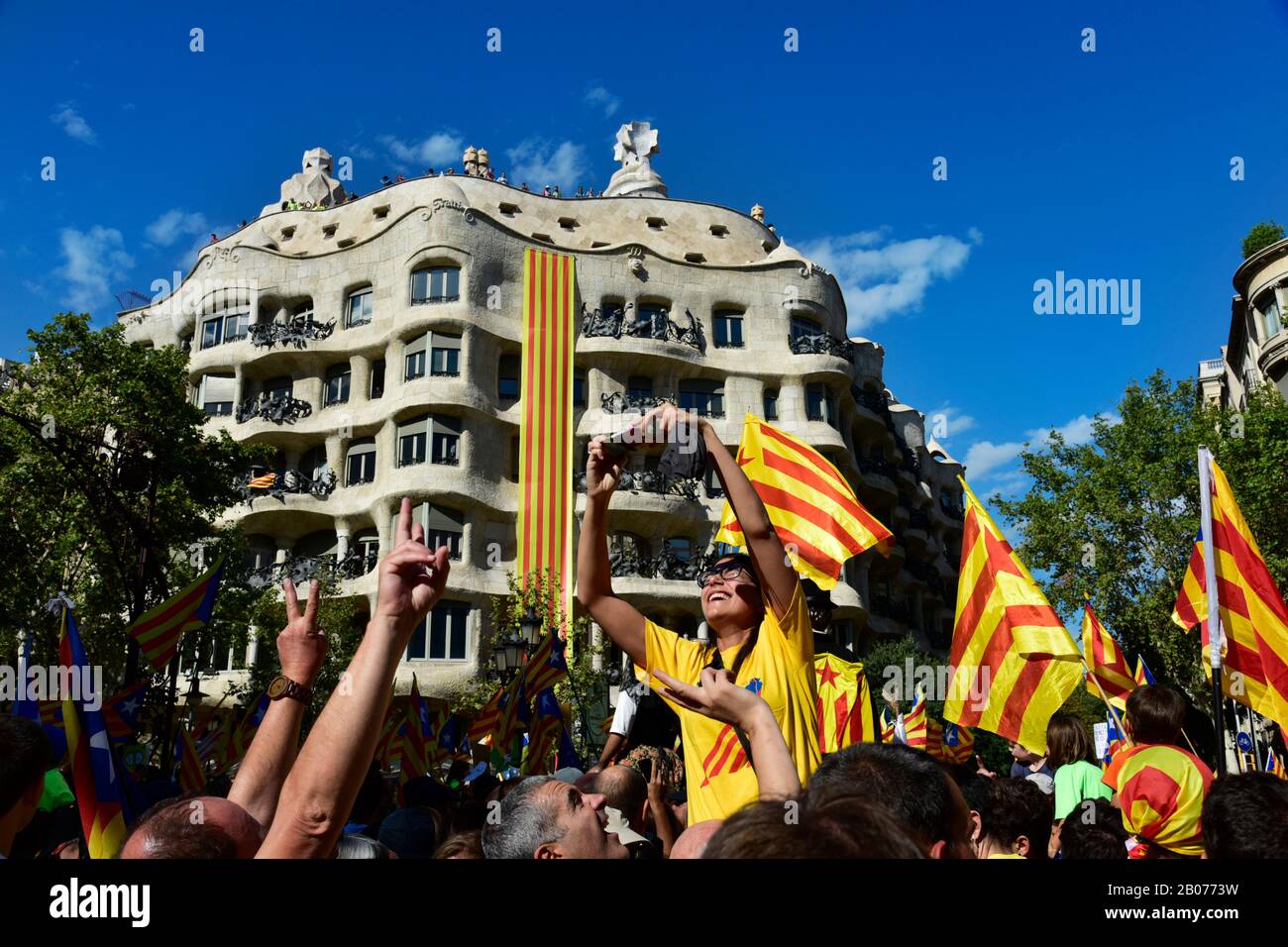 Barcellona, SPAGNA - 11 SETTEMBRE 2017: Persone a Barcellona, Spagna, partecipando a un rally a sostegno dell'indipendenza della Catalogna, mettendo in evidenza il Foto Stock