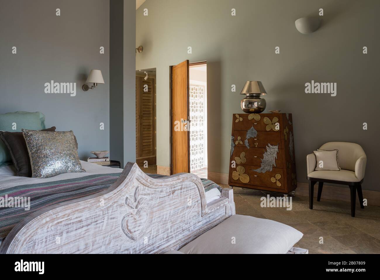 Camera in stile costiero con poltrona e tallboy Foto Stock