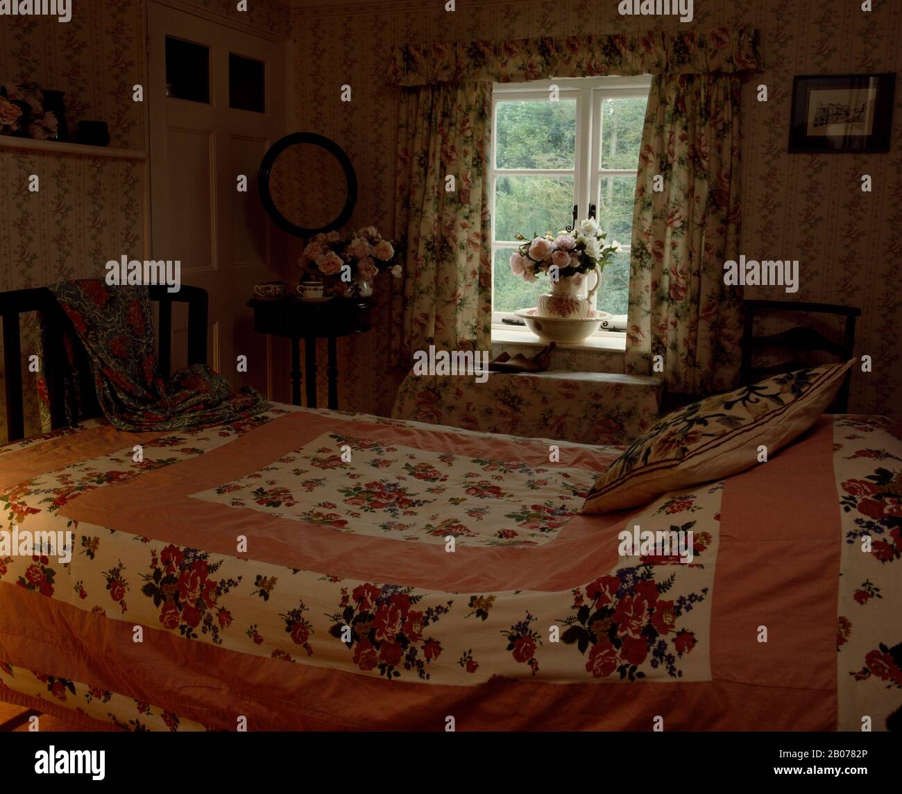 Piccola camera da letto cottage scuro nel Regno Unito Foto Stock