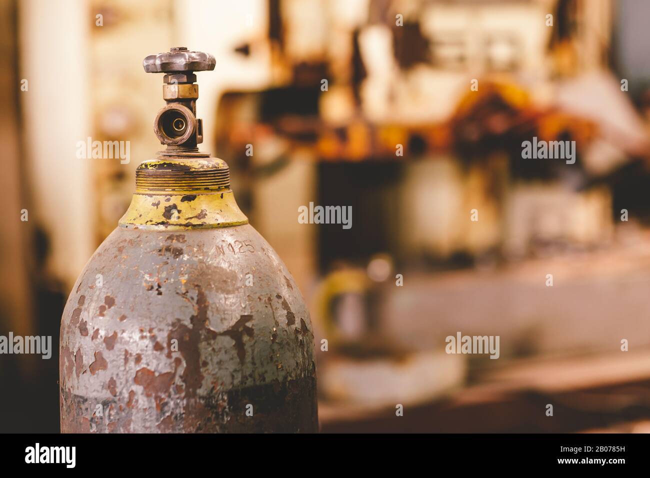 ostruire la vecchia valvola del serbatoio di gas arrugginita, pericolo di sicurezza industria bombola di ossigeno. Foto Stock